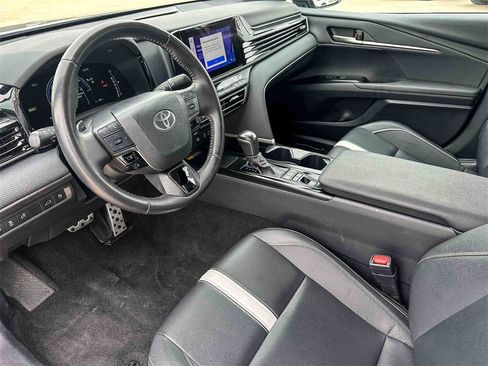 Used 2025 Toyota Camry SE image 11