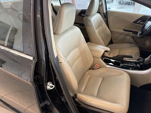 Used 2017 Honda Accord Touring image 18