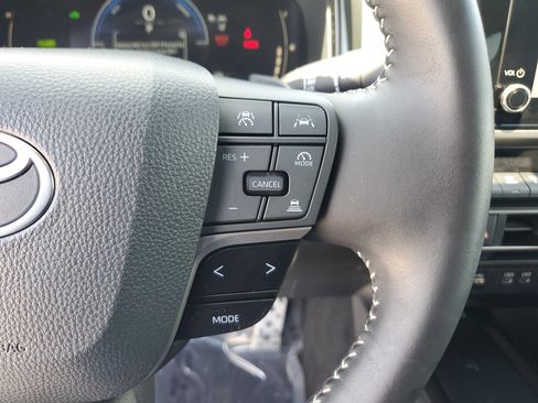 Used 2025 Toyota Camry SE FWD image 19