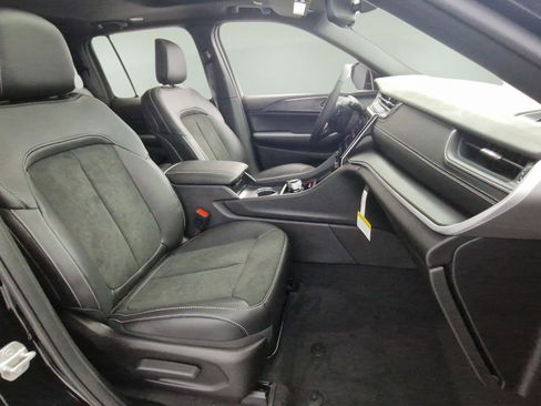 New 2025 Jeep Grand Cherokee Altitude image 28