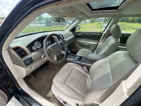 Used 2010 Chrysler 300 Touring RWD image 20