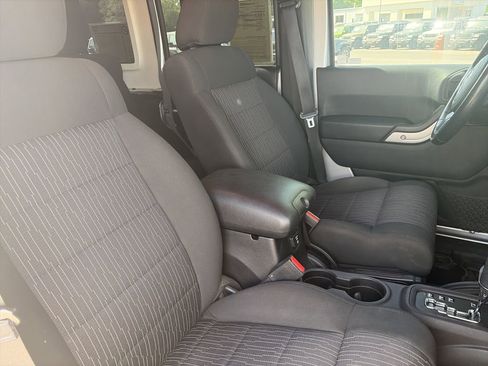 Used 2012 Jeep Wrangler Unlimited Rubicon w/ Connectivity Group AWD/4WD image 31