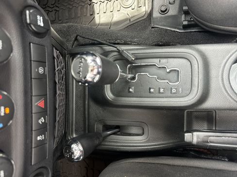 Used 2017 Jeep Wrangler Unlimited Sahara w/ Connectivity Group AWD/4WD image 19