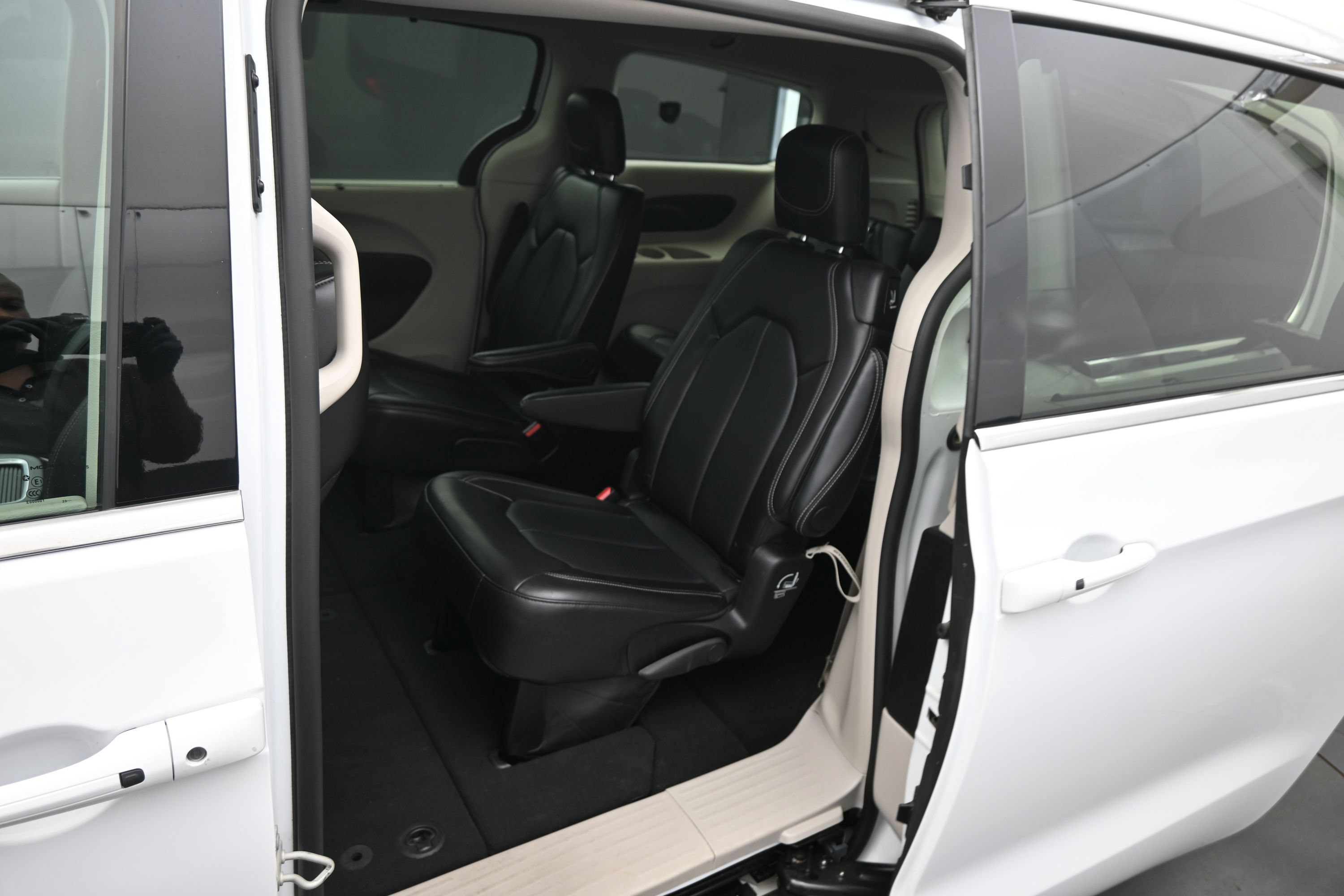 Used 2024 Chrysler Pacifica Touring-L FWD image 17