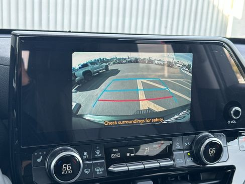 Used 2025 Toyota Highlander XLE image 19