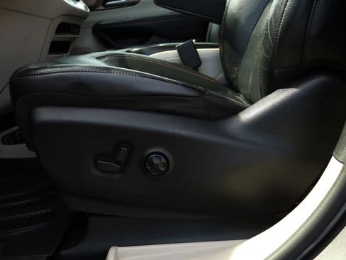 Used 2018 Chrysler Pacifica Touring-L FWD image 12