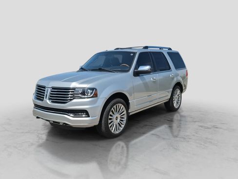 Used 2017 Lincoln Navigator Select AWD/4WD image 4