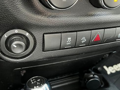 Used 2015 Jeep Wrangler Sahara w/ Connectivity Group AWD/4WD image 28