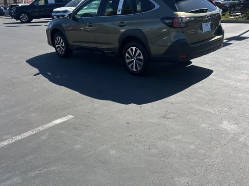 Used 2025 Subaru Outback Premium AWD/4WD image 4