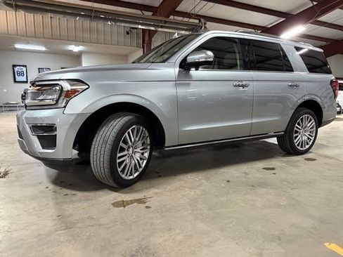 Used 2023 Ford Expedition Limited image 4