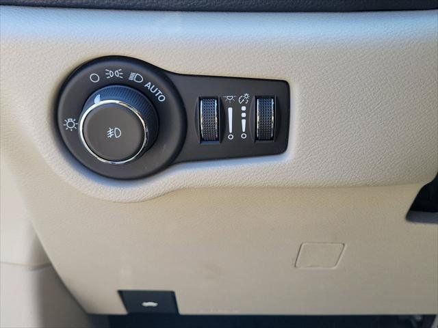 Used 2023 Chrysler Pacifica Touring-L FWD image 21