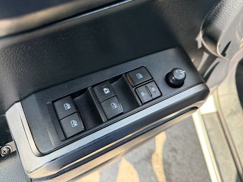 Used 2019 Toyota Tacoma SR5 AWD/4WD image 17