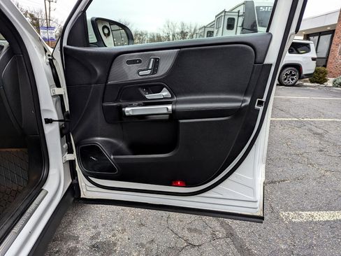 Used 2021 Mercedes-Benz GLB 250 4MATIC image 30