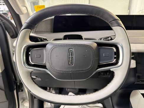 Used 2025 Lincoln Navigator L Reserve image 13