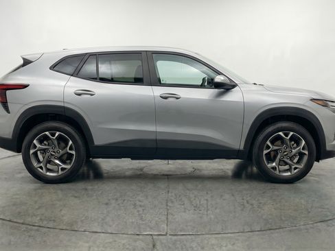 Used 2025 Chevrolet Trax LT w/ LT Convenience Package FWD image 11