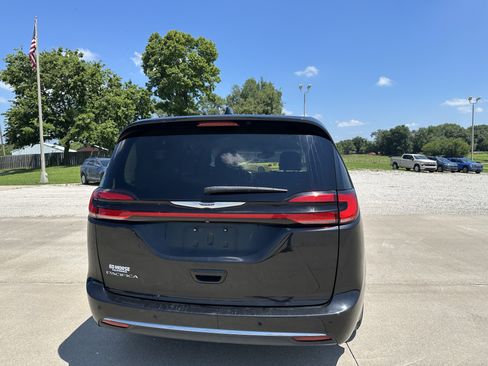 Used 2023 Chrysler Pacifica Touring-L FWD image 2