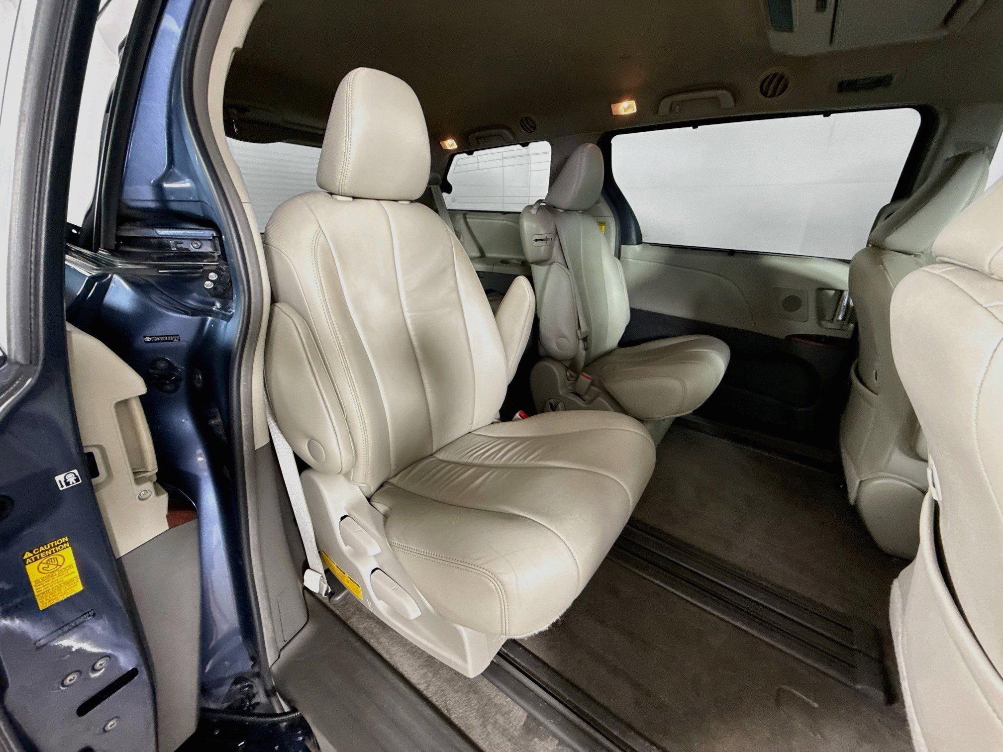 Used 2014 Toyota Sienna XLE w/ XLE Premium Package FWD image 37