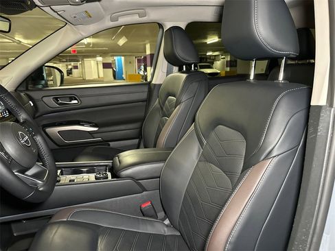 Used 2023 Nissan Pathfinder Platinum image 19