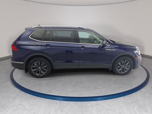 Used 2023 Volkswagen Tiguan SE w/ Panoramic Sunroof Package FWD image 4