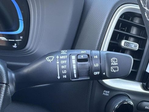 Certified 2025 Hyundai Venue SEL image 15