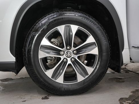 Used 2025 Toyota Highlander XLE AWD/4WD image 32