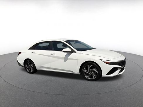Used 2025 Hyundai Elantra SEL FWD image 2