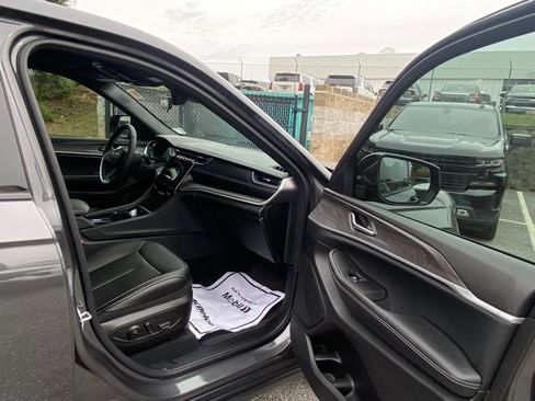 Used 2025 Jeep Grand Cherokee Limited image 28