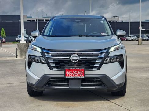 Used 2025 Nissan Rogue SV image 2