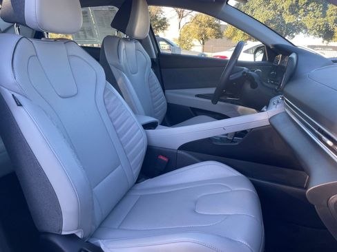 Used 2025 Hyundai Elantra Limited image 37