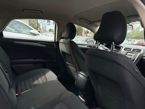 Used 2017 Ford Fusion SE image 16