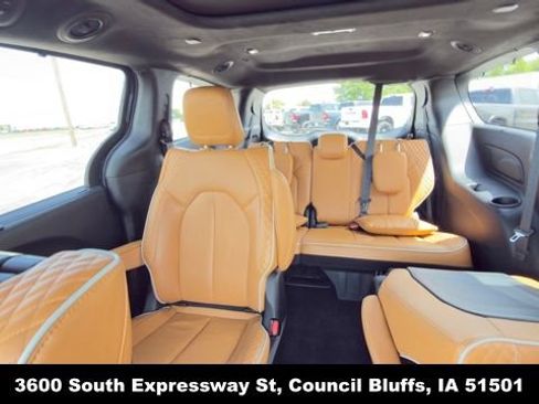 Used 2023 Chrysler Pacifica Pinnacle FWD image 28