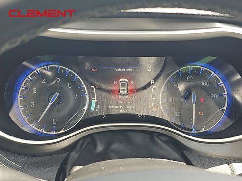 Used 2023 Chrysler Pacifica Touring-L FWD image 2