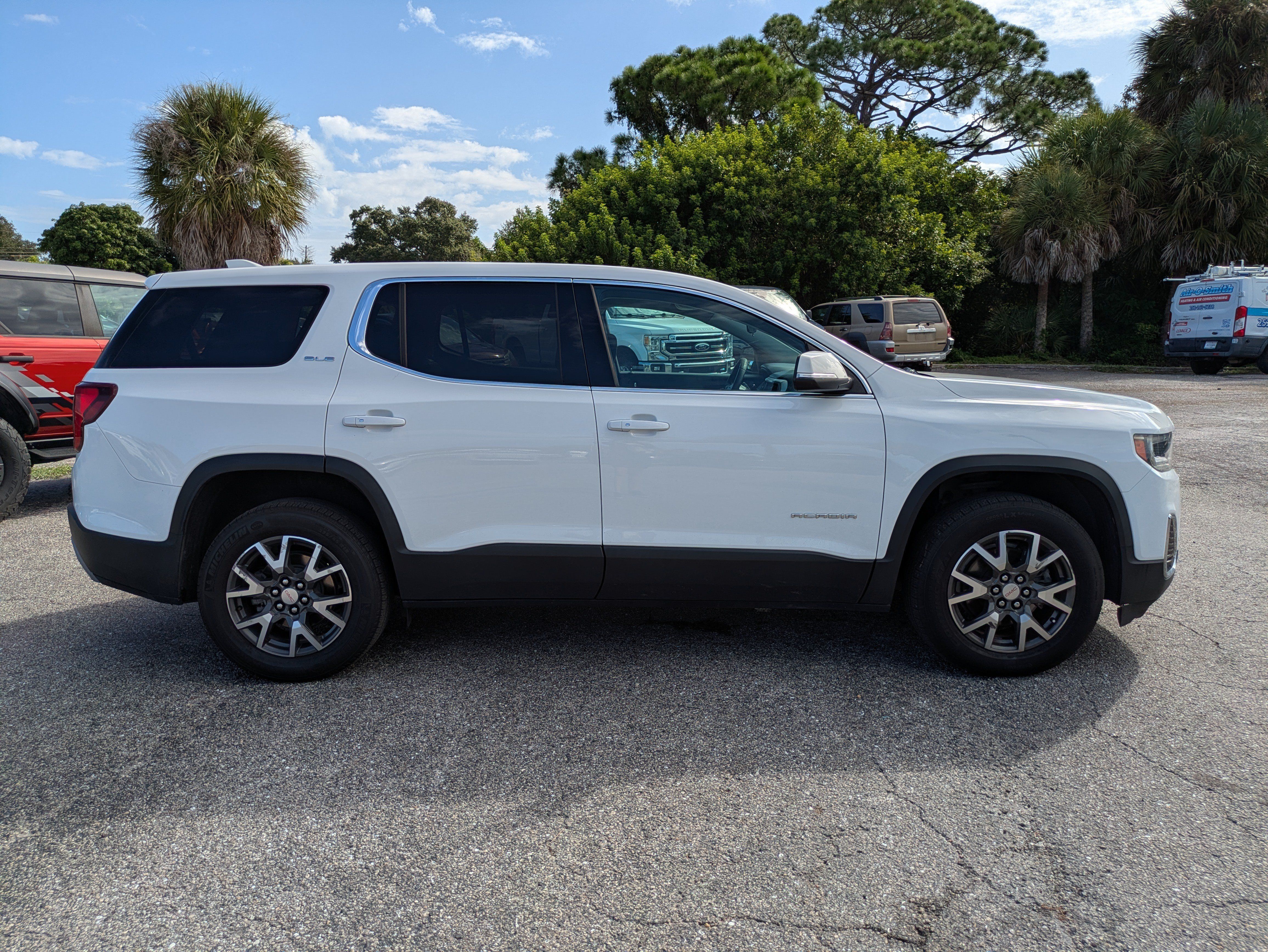 Used 2023 GMC Acadia SLE FWD image 3