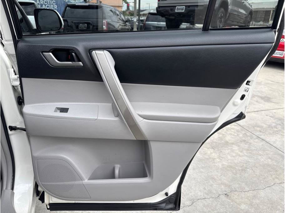 Used 2013 Toyota Highlander SE FWD image 22
