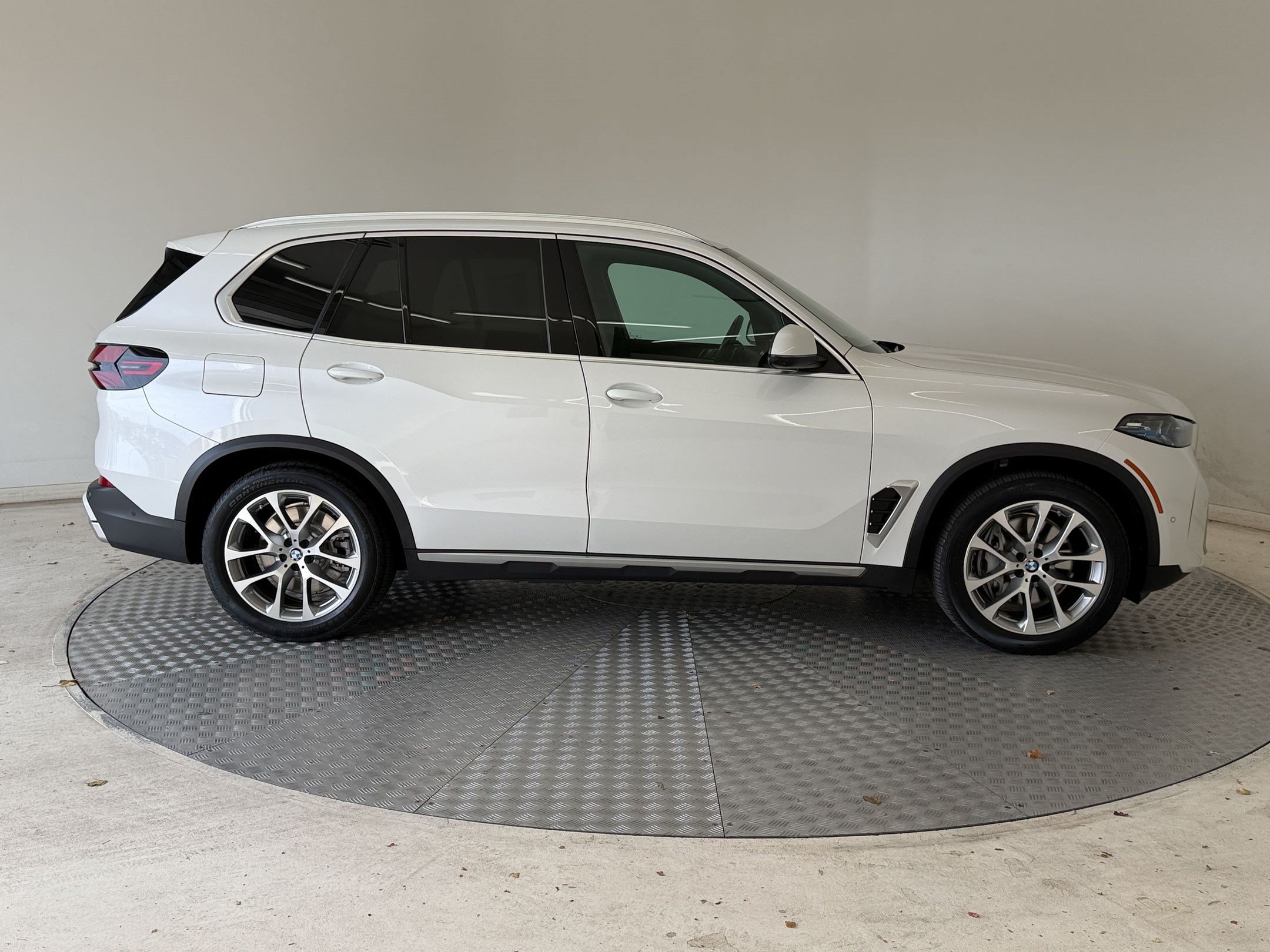 Used 2026 BMW X5 xDrive50e w/ Climate Comfort Package AWD/4WD image 8