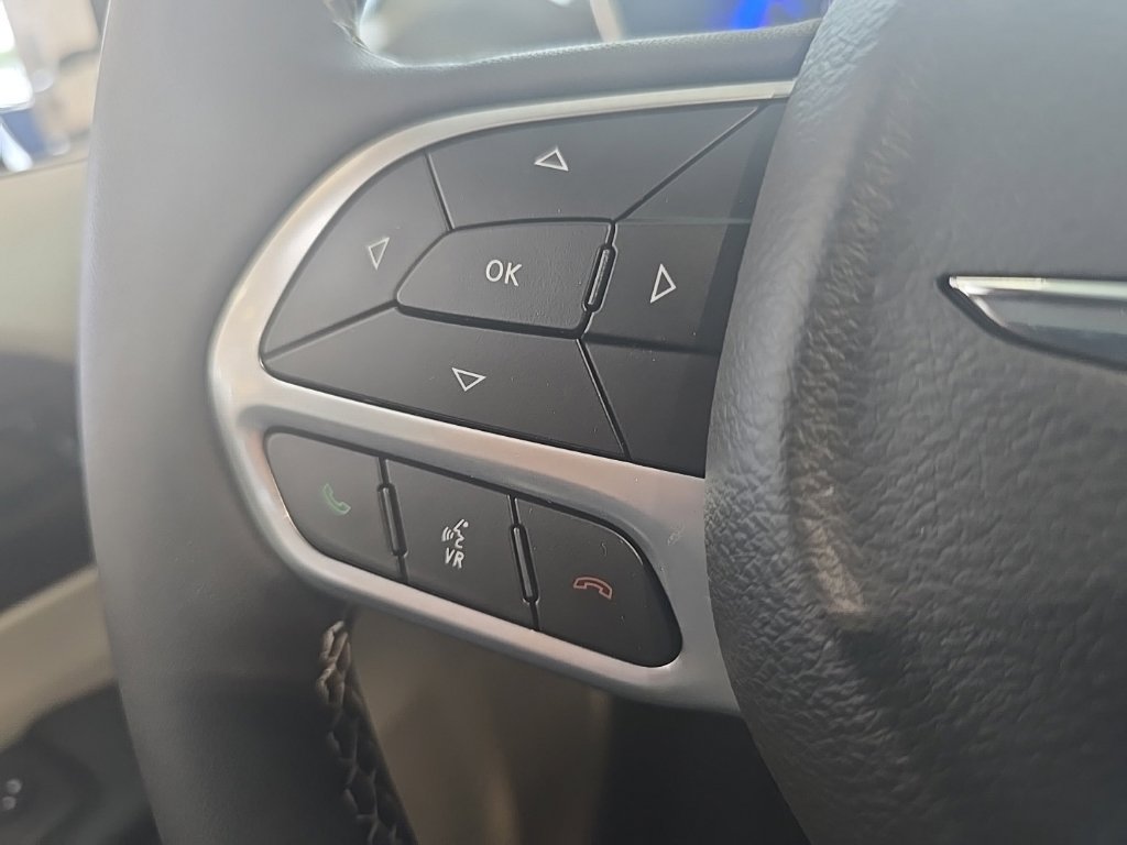 Used 2024 Chrysler Pacifica Limited FWD image 19