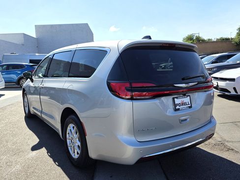 New 2026 Chrysler Pacifica Select image 3