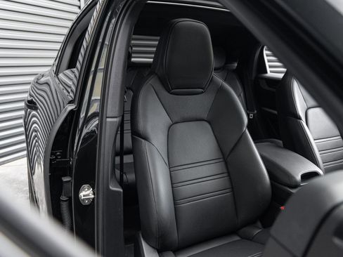 Certified 2025 Porsche Cayenne S AWD/4WD image 36