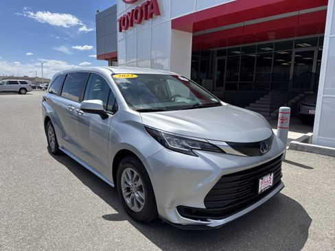 Used 2023 Toyota Sienna LE FWD image 1