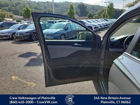 Certified 2023 Volkswagen Taos SE w/ Panoramic Sunroof Package AWD/4WD image 38