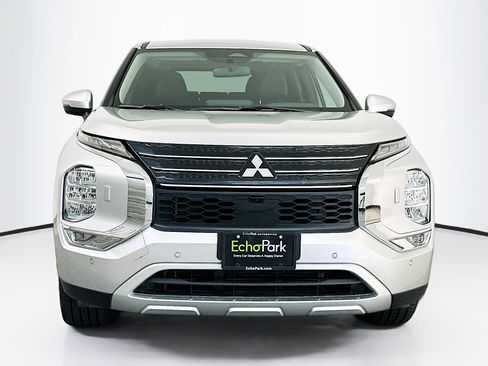 Used 2024 Mitsubishi Outlander SE image 2