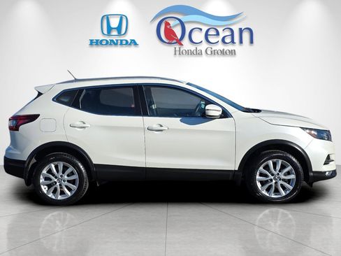 Used 2022 Nissan Rogue Sport SV image 2