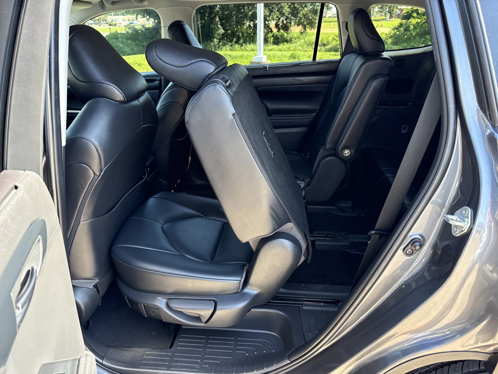 Used 2020 Toyota Highlander XLE FWD image 14