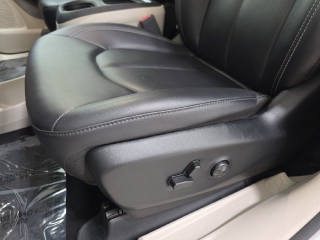 Used 2024 Chrysler Pacifica Touring-L FWD image 29