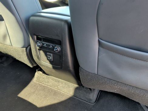 Used 2019 Buick Enclave Essence image 9