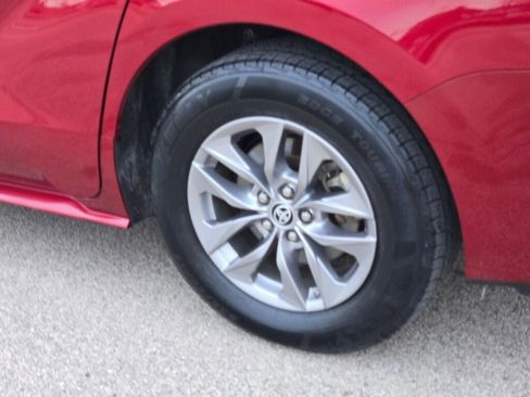 Used 2023 Toyota Sienna XLE image 18