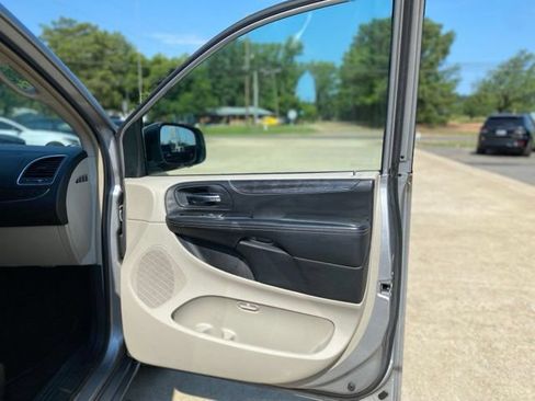 Used 2016 Chrysler Town & Country Touring FWD image 12