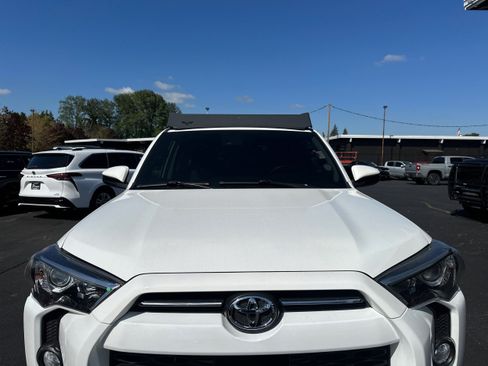 Used 2020 Toyota 4Runner SR5 AWD/4WD image 23