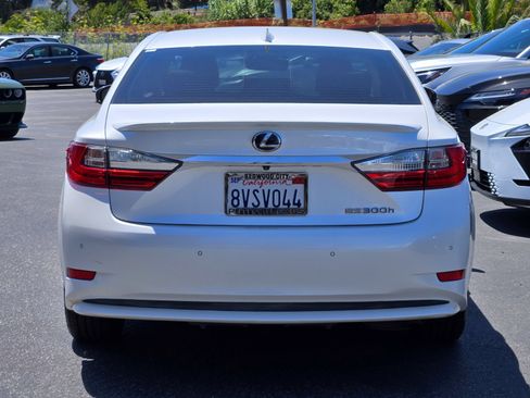 Used 2017 Lexus ES 300h w/ Navigation System Package FWD image 5