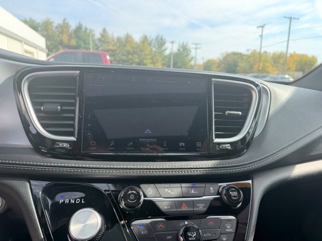 Used 2025 Chrysler Pacifica Limited FWD image 41